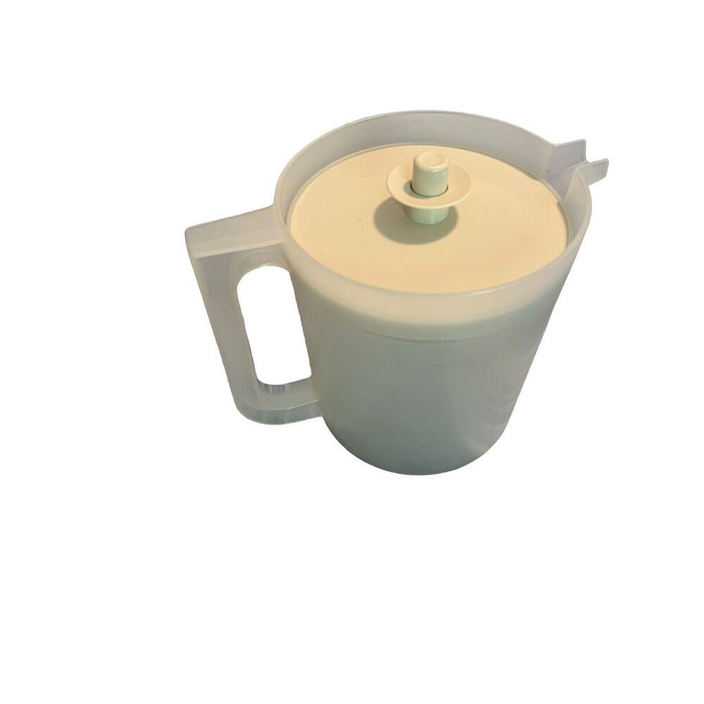 Tupperware 1½ Qt Pitcher #1575 Clear With off white Push Down Button Lid